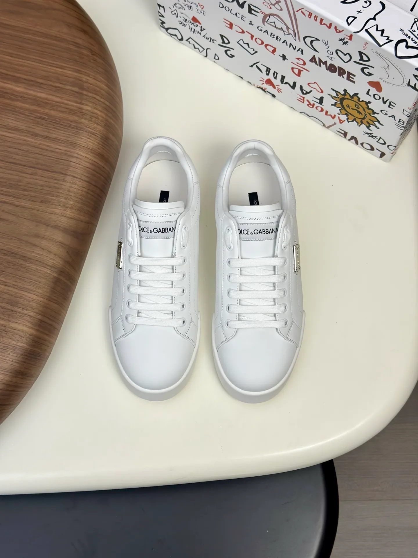 New product 💰800 DG Dolce & Gabbana men's shoes 💰ortofino calfskin sneakers ♞size; 39~44 (customized 38.45.46) Iconic men's shoes 💰ortofino series of sneakers, classic and timeless style, now presented with fashionable details. The calfskin engraved DG logo is a subtle finishing touch. Men's shoes💰ortofino calfskin sneakers: